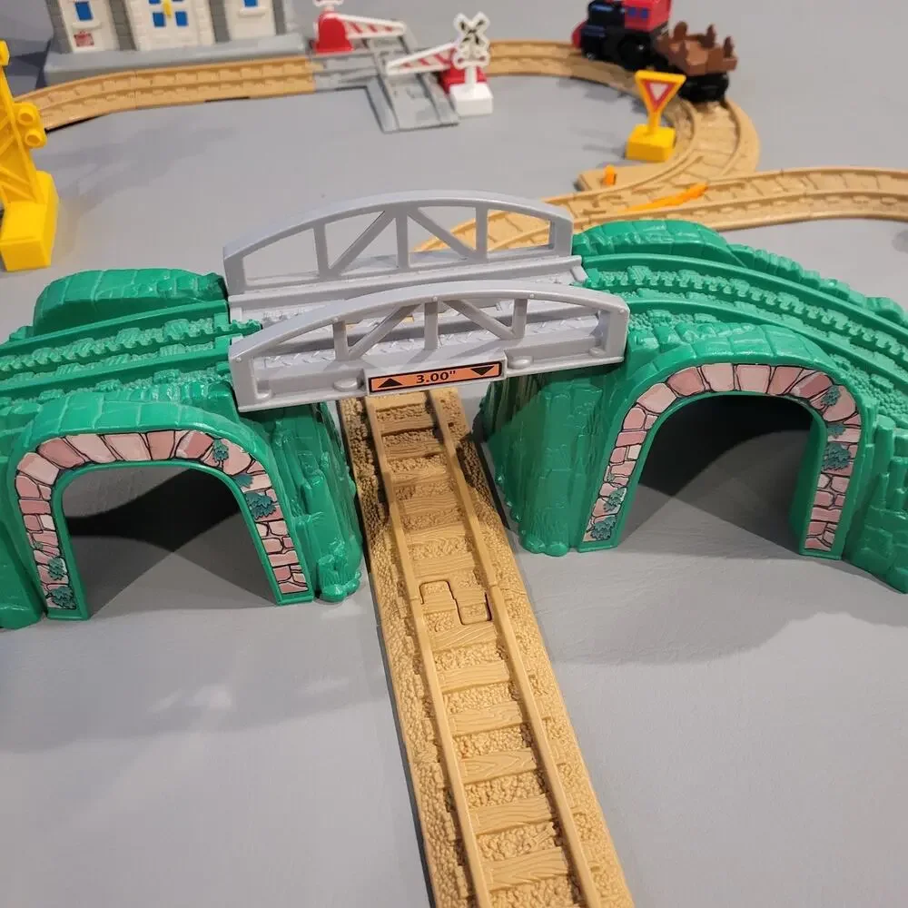 GeoTrax B1836 Tracktown Railway Fisher Price Incomplete Geo Trax Set